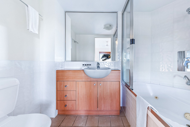 Bathroom 4, Oasis 22, Whitsunday