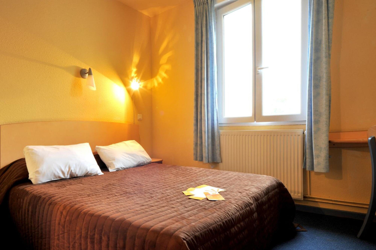 Bedroom 2, Hôtel & Résidence Avermes, Allier