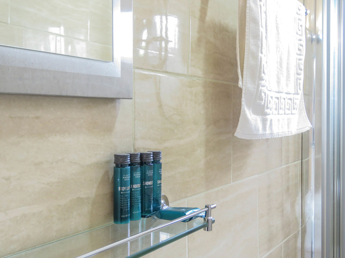 Bathroom 3, Tudors eSuites Birmingham Townhouse for Contractors, Birmingham