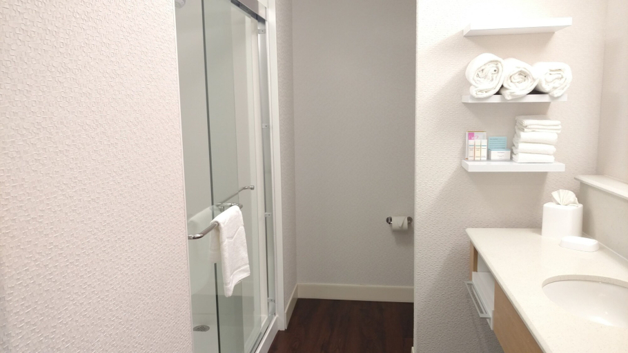 Bathroom 4, Hampton Inn Suffolk, Suffolk