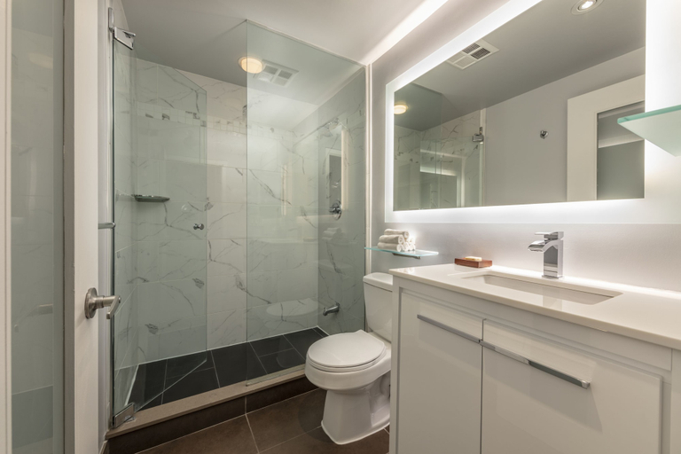 Bathroom 5, Executive Hotel Cosmopolitan Toronto, Toronto