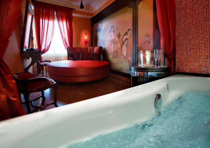Bedroom 5, Grand Hotel Savoia, Genova