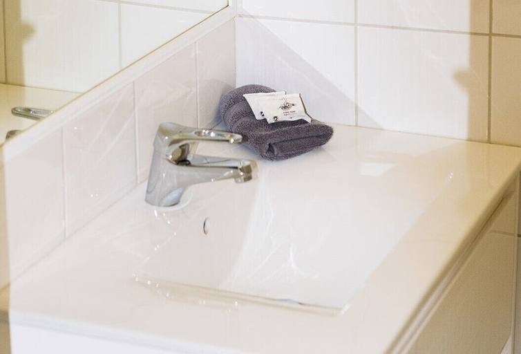 Bathroom 3, Echuca Motel, Campaspe - Echuca