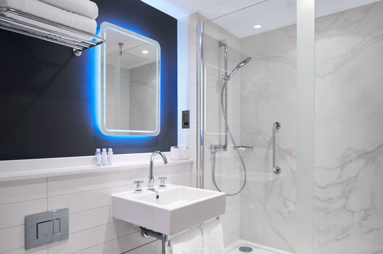 Bathroom 4, Strand Palace Hotel, London