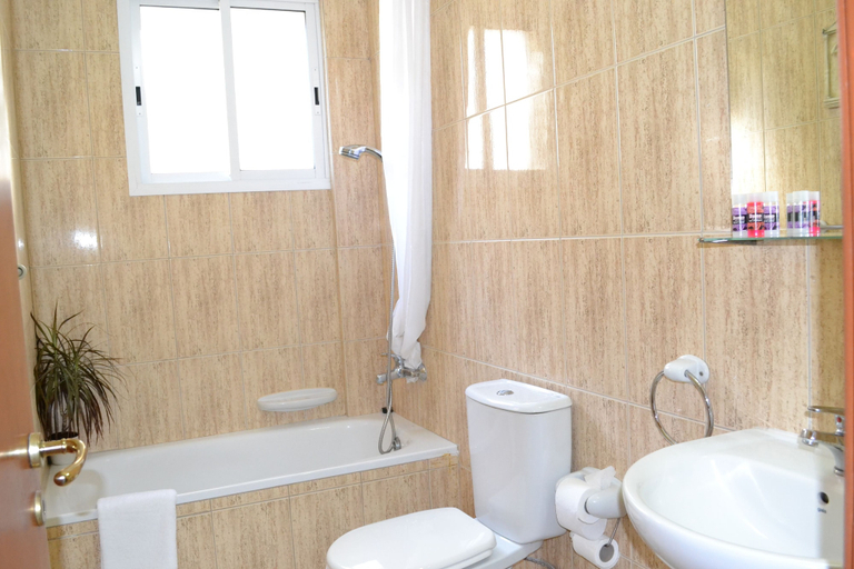 Bathroom 4, Marianna
