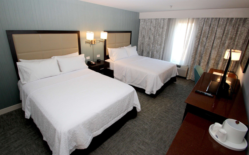 Bedroom 3, Hampton Inn Suffolk, Suffolk