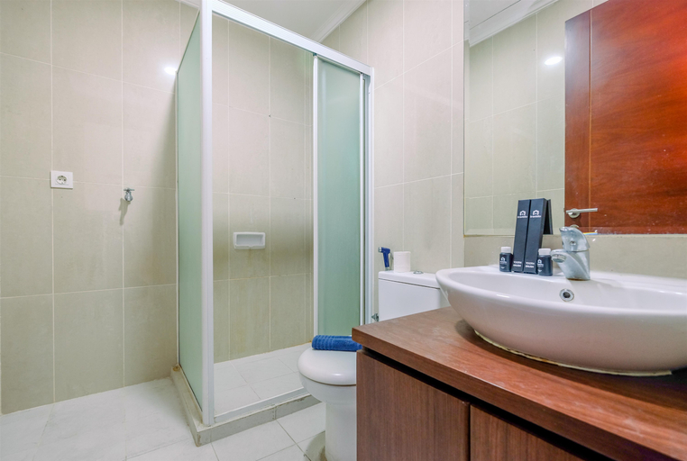 Bathroom 5, Luxury 2BR at Denpasar Residence Kuningan Apartment By Travelio, Jakarta Selatan