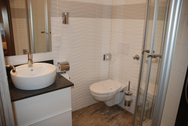 Bathroom 4, Hotel Zur Linde, Main-Kinzig-Kreis