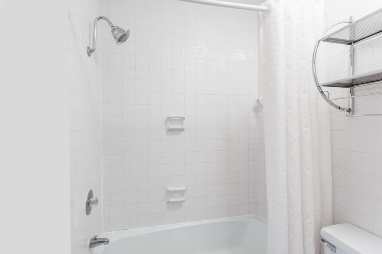 Bathroom 5, Knights Inn Peru, Miami