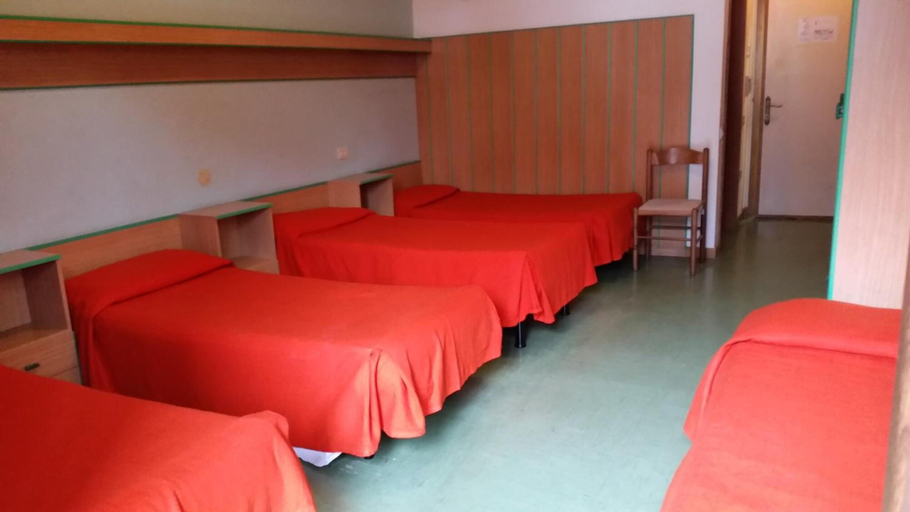 Bedroom 4, Bella Italia & Efa Village, Udine