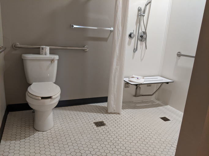 Bathroom 4, Studio 6 North Platte, NE - East, Lincoln