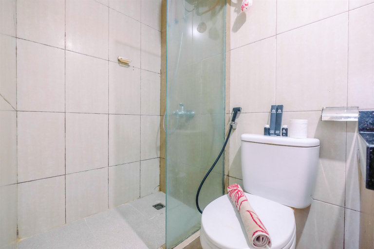 Bathroom 5, Spacious 2BR Apartment at MT Haryono Square By Travelio, Jakarta Timur