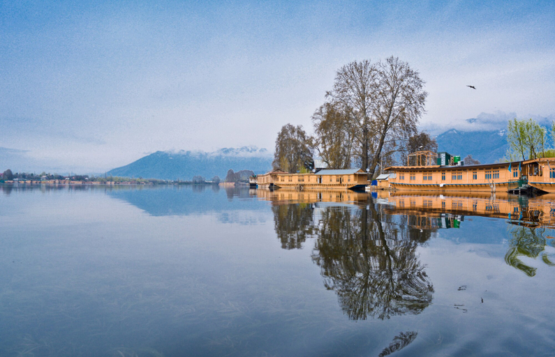 Exterior & Views, Golden Flower Heritage Houseboat, Srinagar