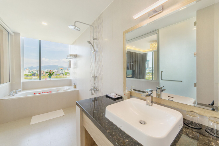 Bathroom 4, Lake View Hotel, Qui Nhơn