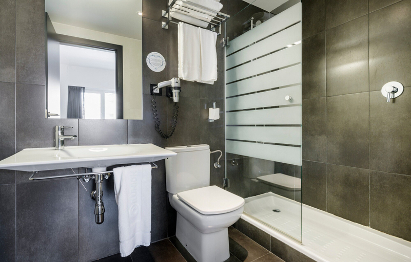 Bathroom 4, Hotel ILUNION Romareda, Zaragoza