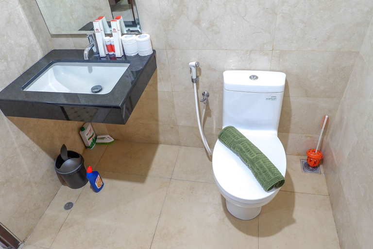 Bathroom 2, Affordable At L'Avenue Apartment, South Jakarta