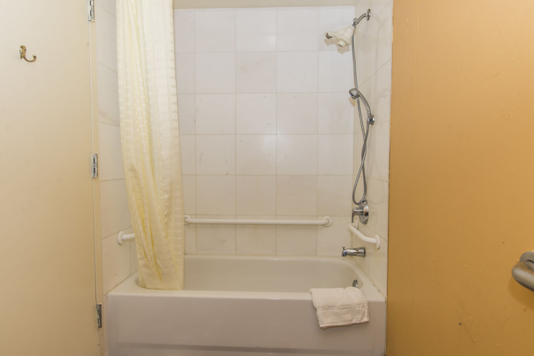 Bathroom 3, Garden Inn, Anne Arundel