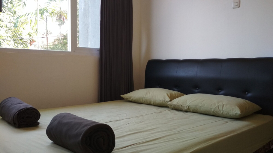 Bedroom 2, De Sutami Pasteur Villa by HouseinBandung, Bandung