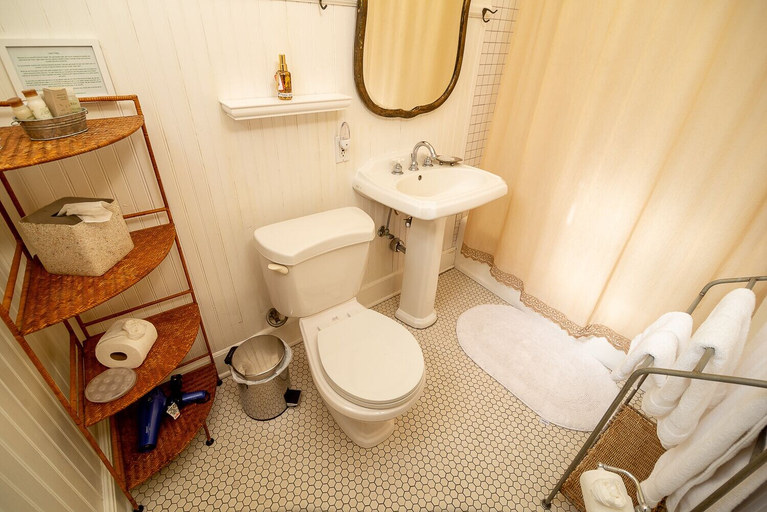 Bathroom 4, The Blenman House Inn, Pima