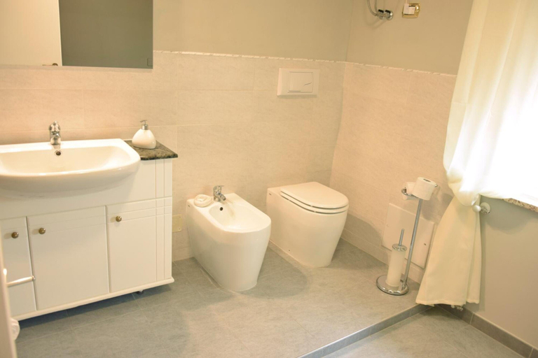 Bathroom 5, B&B Tortuga, Sassari