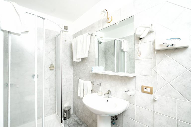Bathroom 3, Fontana, Salerno
