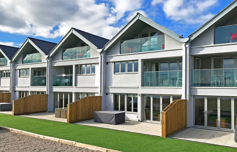 Exterior & Views
