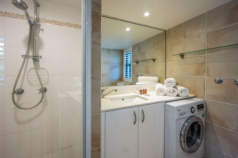 Bathroom 4, Julians Apartments, Byron