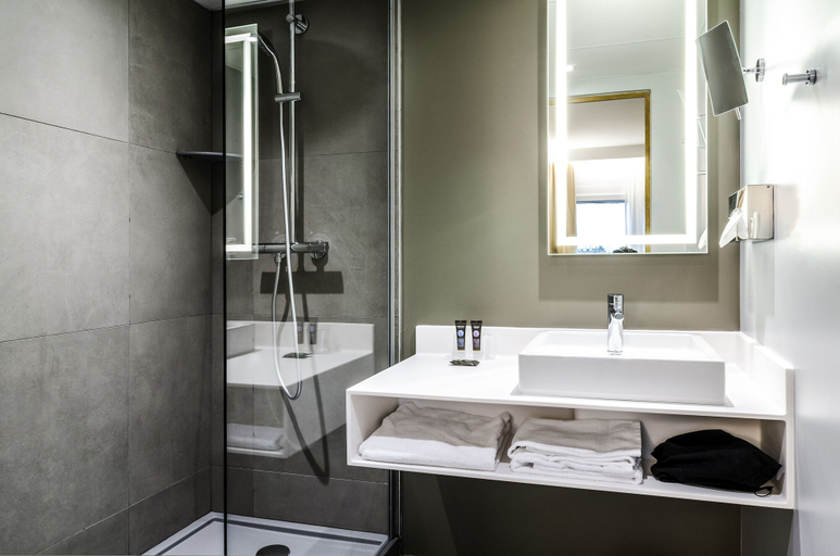 Bathroom 5, Novotel Paris 14 Porte d'Orléans, Paris