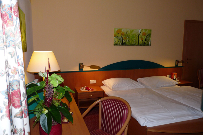 Bedroom 3, PARKHOTEL zur KLAUSE, Steyr Land