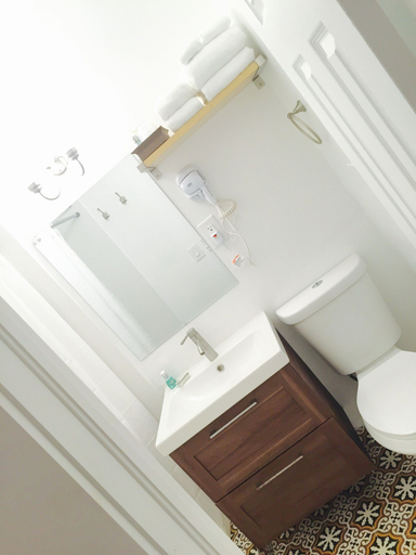 Bathroom 4, Oasis Hotel, Broward