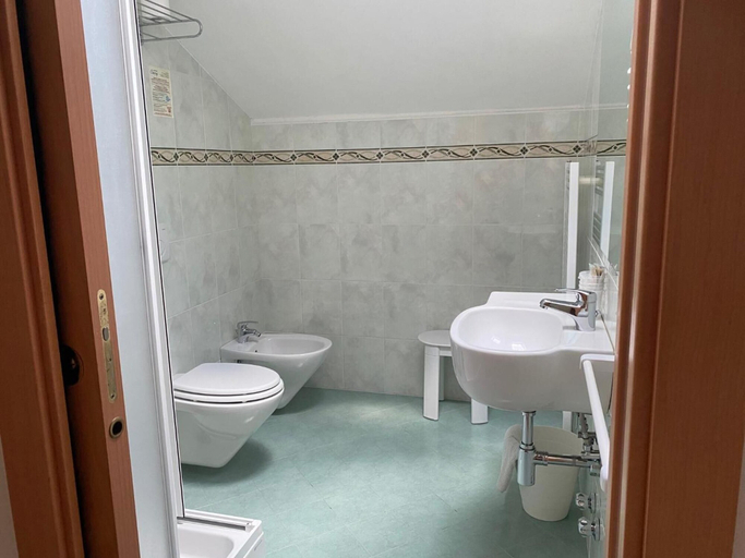 Bathroom 5, Hotel Chery, Ravenna