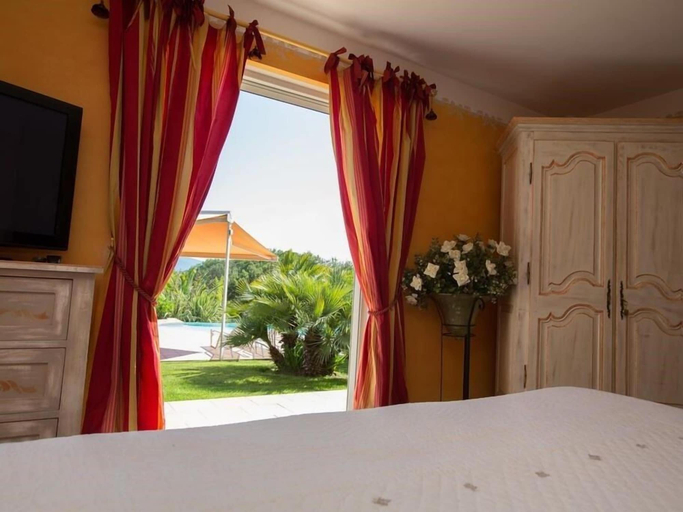 Bedroom 2, La Tarentane, Var