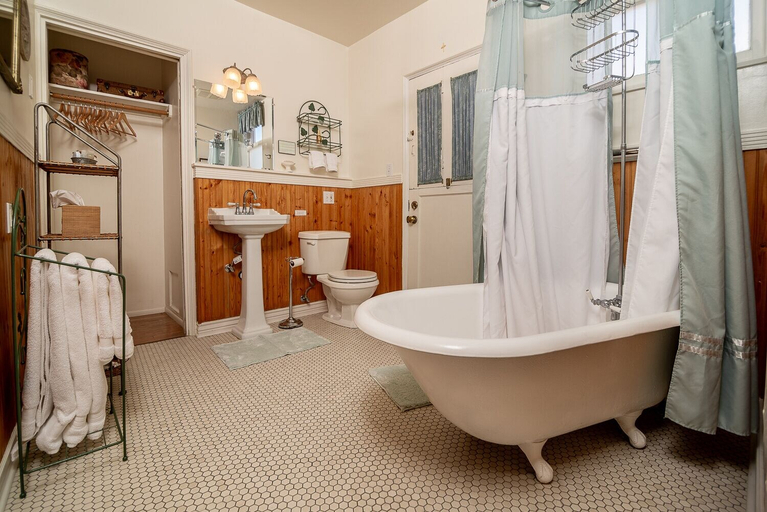 Bathroom 4, The Blenman House Inn, Pima
