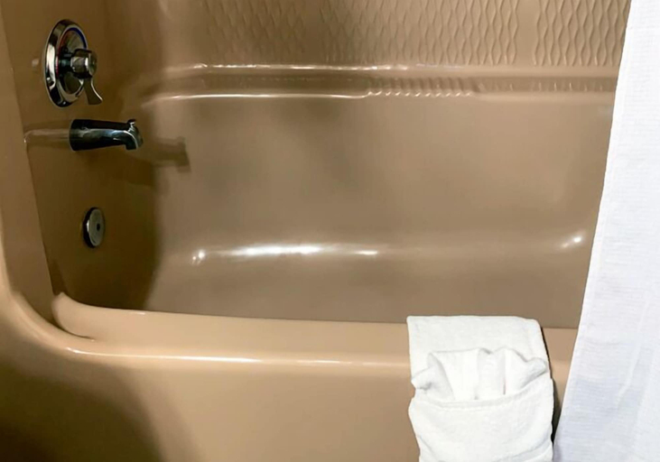 Bathroom 4, Coachman Inn & Suites, Island