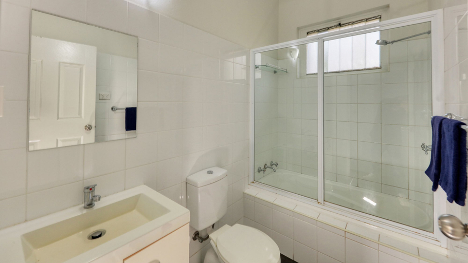 Bathroom 3, Hamilton Hume Motor Inn, Yass Valley