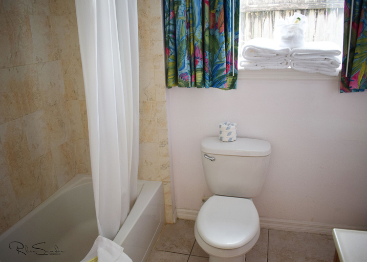 Bathroom 4, Amoray Dive Resort, Monroe