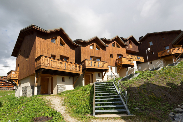 Exterior & Views