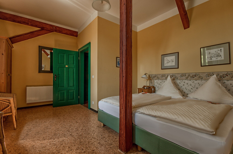 Bedroom 3, Gasthaus & Hotel Zur Henne, Burgenlandkreis