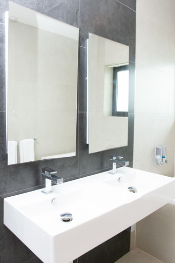 Bathroom 5, Hotel English Point Marina & Spa, Nyali