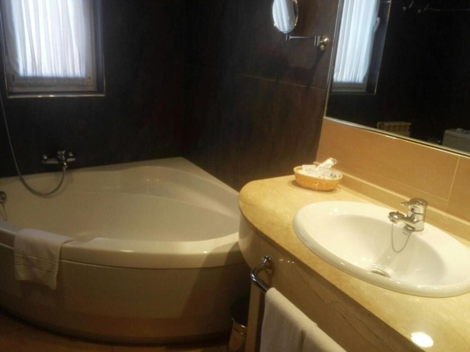 Bathroom 4, Hotel Alfageme, León