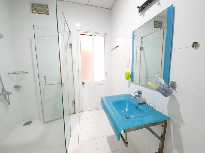 Bathroom 4, Truong Giang Hotel, District 5