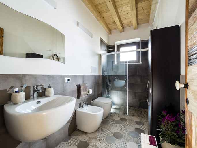 Bathroom 4, Casale Balate, Ragusa