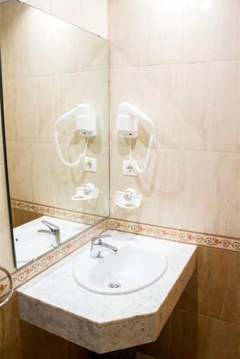 Bathroom 4, Standbyme Ramblas, Barcelona