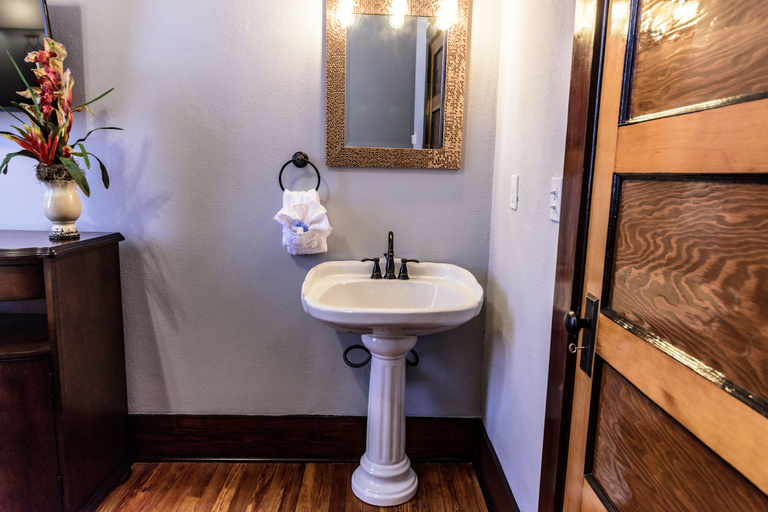 Bathroom, Hotel DeFuniak, Walton