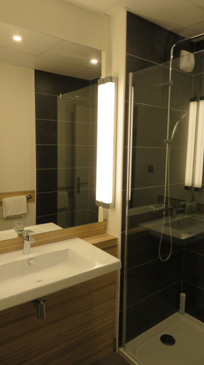 Bathroom 5, Campanile PRIME - Chartres Centre Gare Cathédrale, Eure-et-Loir