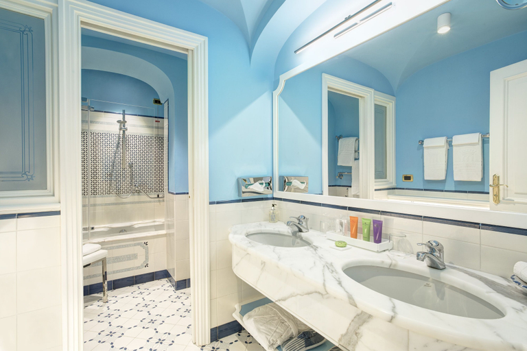 Bathroom 5, Grand Hotel Royal, Napoli