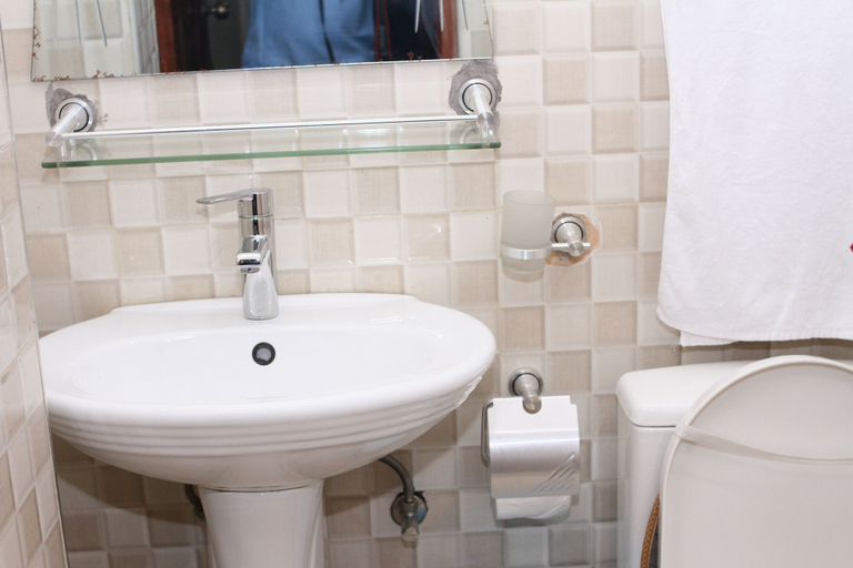 Bathroom 4, Plus 33 Hotel, Tema