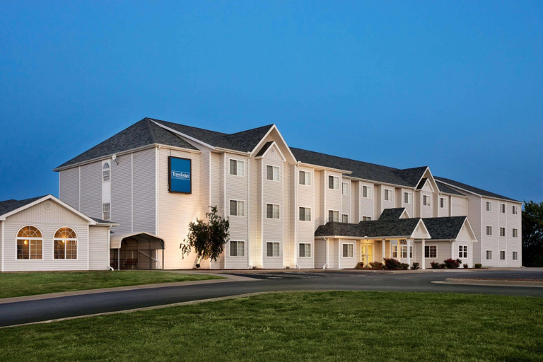 Exterior & Views 2, Travelodge by Wyndham Fort Scott, Bourbon