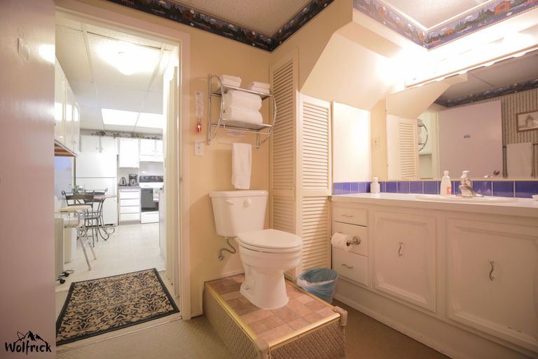 Bathroom 5, Jewel Lake Bed and Breakfast, Anchorage