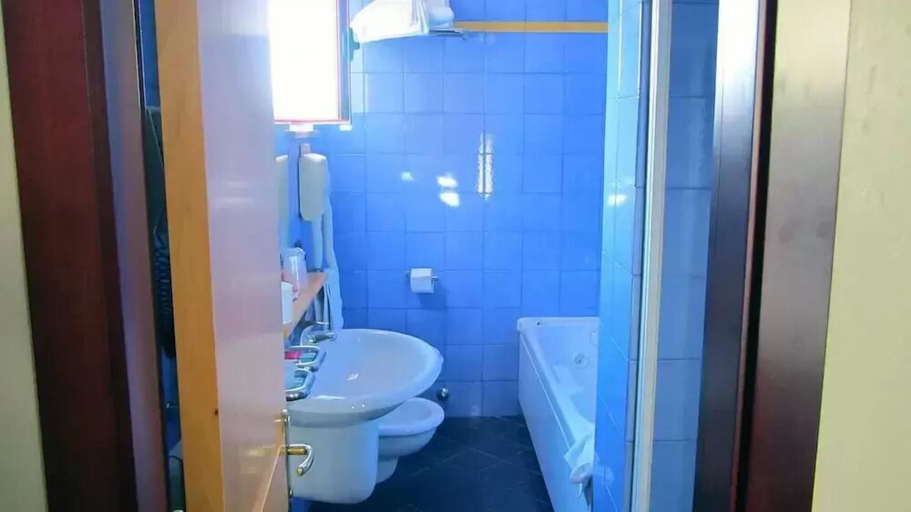 Bathroom 3, Hotel Fiorella, Ancona